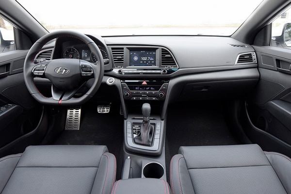 Nội thất Hyundai Elantra Sport 2018