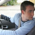 Khi lùi xe bạn có quay đầu hay nhìn gương để lùi xe