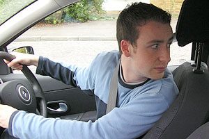 Khi lùi xe bạn có quay đầu hay nhìn gương để lùi xe