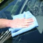 Cách lau kính ô tô sáng bóng