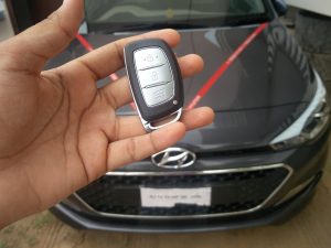 Cách khởi động xe khi chìa khóa thông minh hết pin